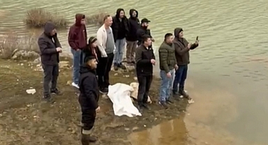 Köylerine bot ile gidiyorlar