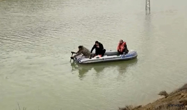 Köylerine bot ile gidiyorlar