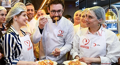 Ünlü şef Danilo zanna depremzede kadınlarla aynı mutfakta buluştu