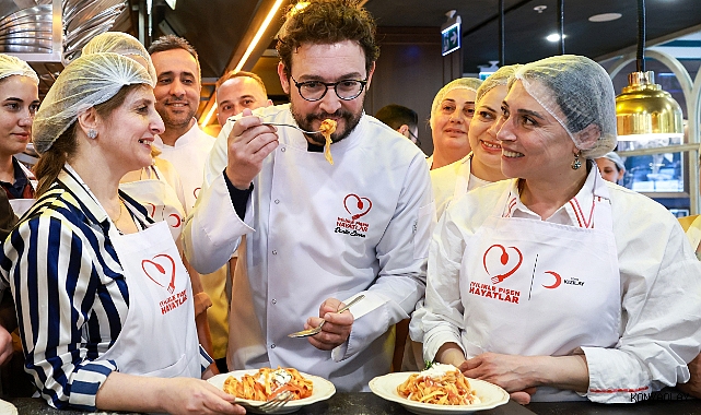 Ünlü şef Danilo zanna depremzede kadınlarla aynı mutfakta buluştu