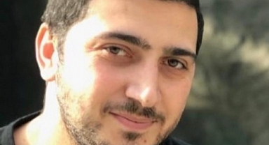 Acılı baba oğlunun mezarı başında 