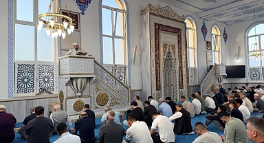 Almanya’da Müslümanlar, bayram namazı için Brühl Camii’ne akın etti