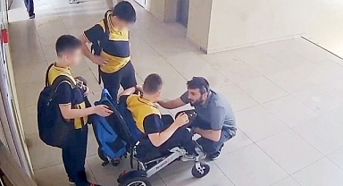 Asansör bozulunca engelli öğrencisini sırtında taşıdı