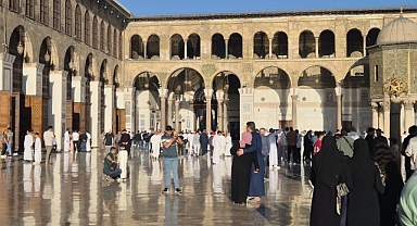 Binlerce kişi tarihi Emevi Camii’nde bayram namazı kıldı 