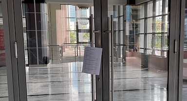 CHP Genel Merkezi girişine 