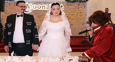 Düğün masrafını düşürmek için damatlığını reklam panosuna çevirdi   