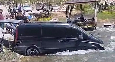 Fren patlayarak çaya uçan minibüs böyle kurtarıldı