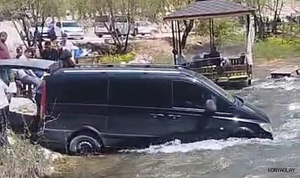 Fren patlayarak çaya uçan minibüs böyle kurtarıldı