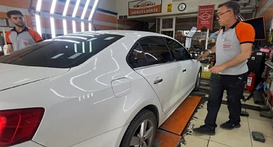 İki farklı aracı tek araç yapıp satmaya çalıştılar