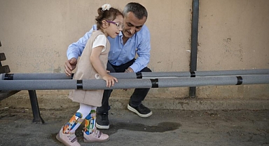 Kızı için su borularından yürüme bariyeri yaptı