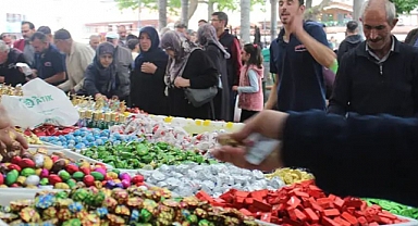 Konyalılar geleneği bırakmadı: Mağazalar tıklım tıklım, çarşı iğne atsan yere düşmüyor