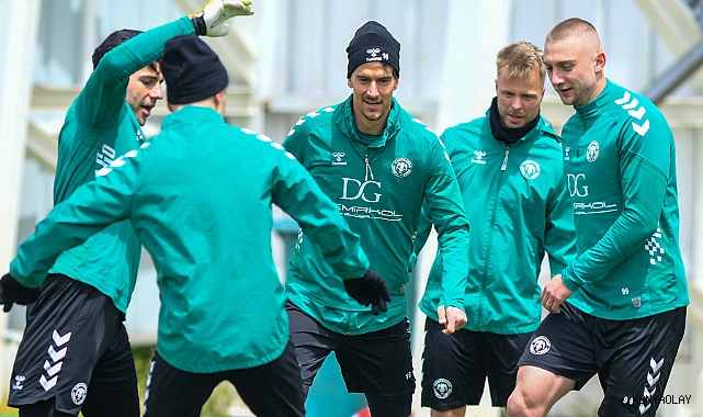 Konyaspor, Beşiktaş maçı için İstanbul'a uçtu