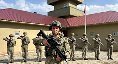 Sınırda bayram geleneği: Mehmetçik nöbette bayramlaştı   