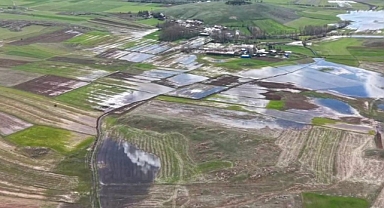 Tarım arazileri sular altında kaldı, 30 hane ile ulaşım kesildi