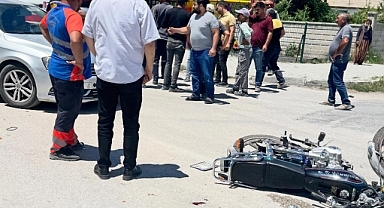 Beton mikserine çarpan motosiklettekiler ölümden döndü