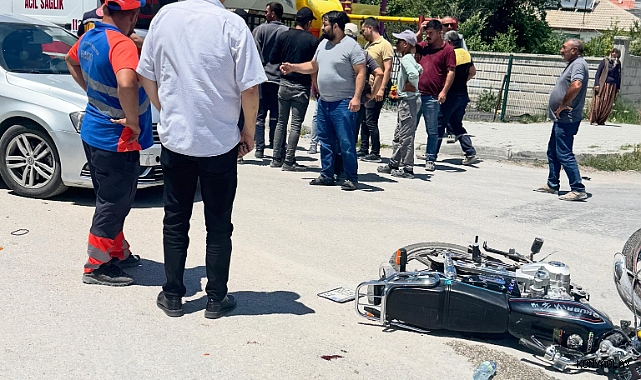 Beton mikserine çarpan motosiklettekiler ölümden döndü