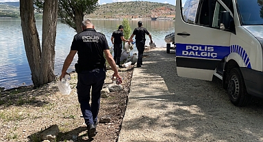 Dalgıç polislerden çevreye örnek davranış