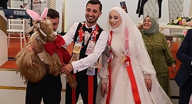 Düğünde altın yerine bakın ne takıldı