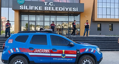 İlçe Belediyesi'ne yapılan operasyonda başkan gözaltına alındı