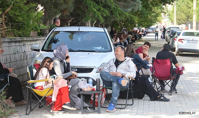 Kamp sandalyeleri sınav maratonunu beklemek için açıldı