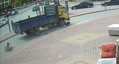 Kamyonetin altında kalan elektrikli bisiklette can pazarı: 3'ü çocuk 4 yaralı