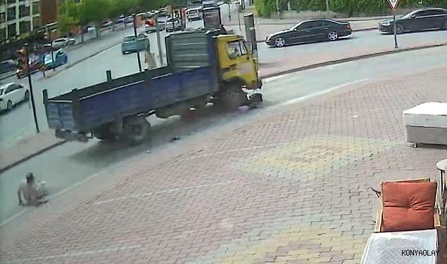 Kamyonetin altında kalan elektrikli bisiklette can pazarı: 3'ü çocuk 4 yaralı