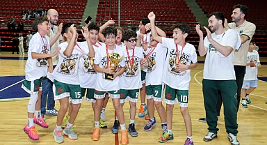 Karatay Belediyespor basketbol takımı şampiyon oldu