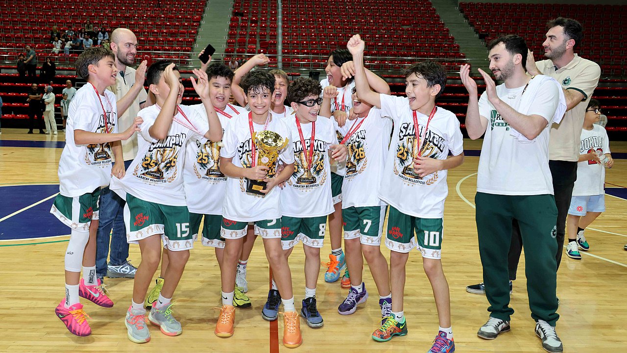 Karatay Belediyespor basketbol takımı şampiyon oldu