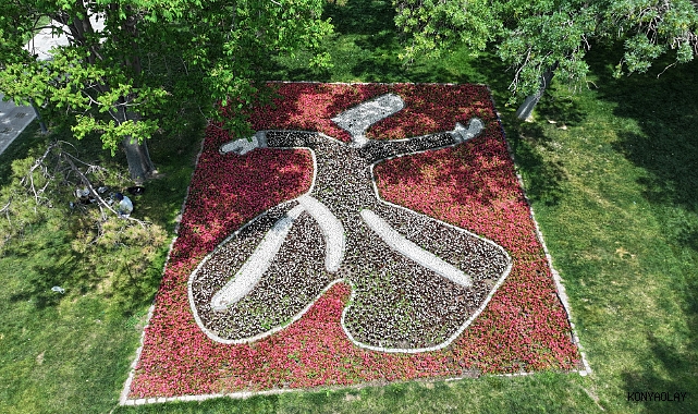 Konya Büyükşehir’in çiçeklerle bezediği cadde ve parklar göz kamaştırıyor