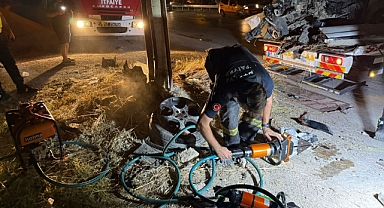 Otomobilin motoru fırlayıp işçilerin kaldığı barakaya uçtu: 1 ağır yaralı