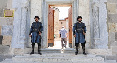 Selçuklu Sultanlar Türbesi'nde saygı nöbeti değişimi