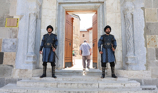 Selçuklu Sultanlar Türbesi'nde saygı nöbeti değişimi
