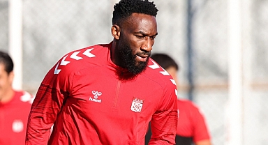 Aaron Appindangoye Sivasspor'a devam dedi