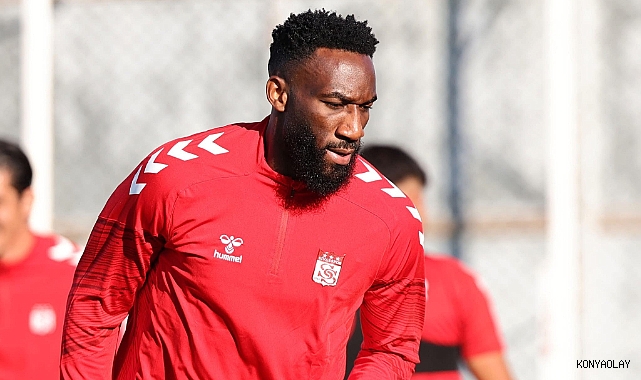 Aaron Appindangoye Sivasspor'a devam dedi