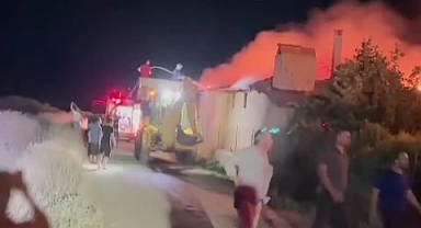 Alevlerin sardığı ahır küle döndü