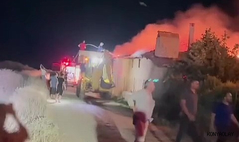 Alevlerin sardığı ahır küle döndü