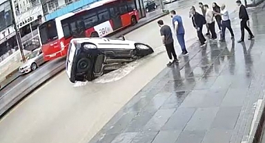 Ankara'da yağmurdan çöken yola düşen araç güvenlik kamerasında