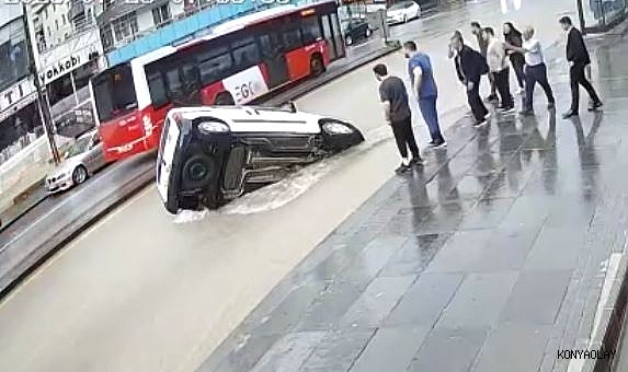 Ankara'da yağmurdan çöken yola düşen araç güvenlik kamerasında