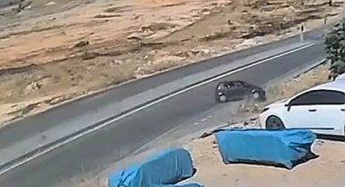 Araç ters döndü: Kaza kamerada
