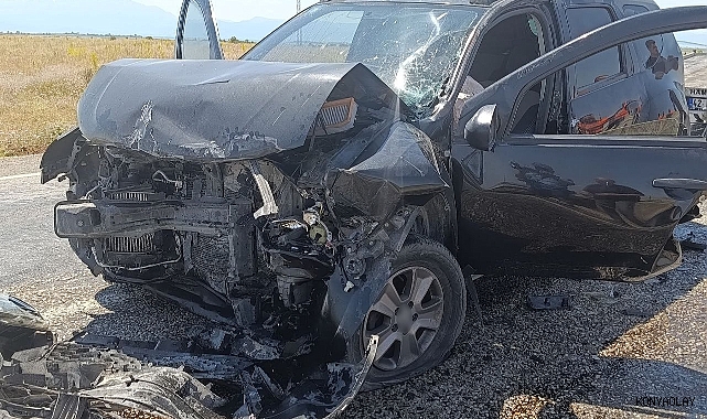 Araçlar kafa kafaya çarpıştı: 9 yaralı