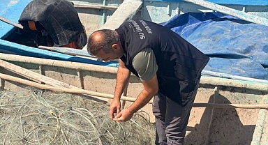 Beyşehir Gölü'nde ağlar ve balık boyları mercek altında
