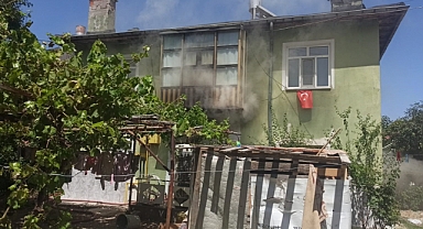 Evde yangın çıktı, kilitli kalan 5 çocuk kurtarıldı