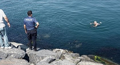 İntihar için kayalıklara çıkan şahıs, ikna edildiği sırada kayarak denize düştü