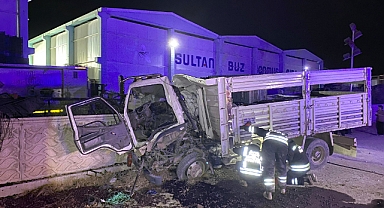 Kamyon önce traktöre sonra duvara çarptı: 1 ölü, 3 yaralı