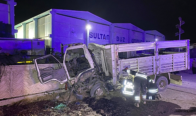 Kamyon önce traktöre sonra duvara çarptı: 1 ölü, 3 yaralı