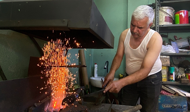 Kavuran sıcaklar ve 60 derecelik sıcaklık ekmek kavgasına engel olamadı