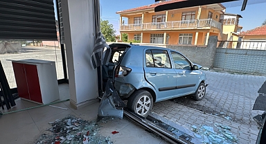 Kontrolden çıkan otomobil araçlara ve iş yerine zarar verdi