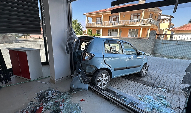 Kontrolden çıkan otomobil araçlara ve iş yerine zarar verdi