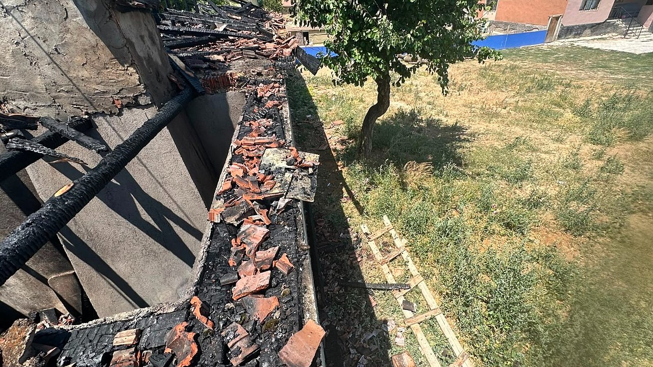 Kulu'da çatı yangını paniğe neden oldu