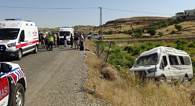 Minibüs ile otomobil çarpıştı: 11 yaralı